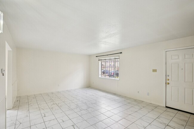 Foto del edificio - 8379 La Roche Ln