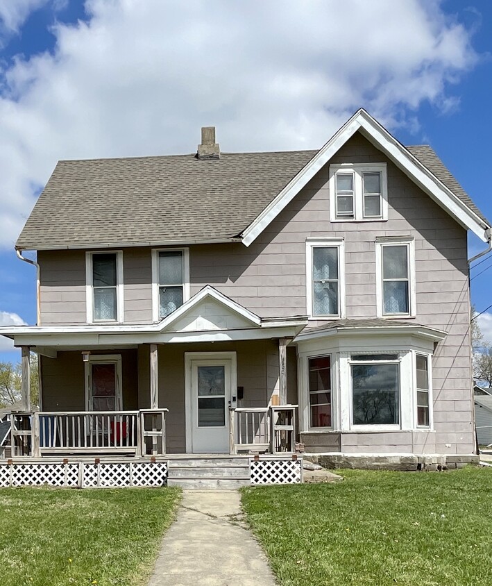 North Location Galesburg 4 Bedroom 2 Bath - 657 W Main St