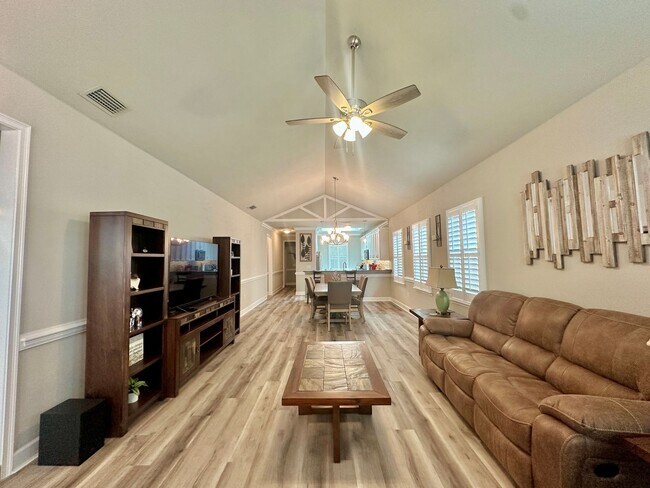 Foto del edificio - Modern Comfort in Fletcher Oaks – 3BR/2BA ...