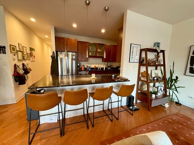 Foto del edificio - Stunning 2 Bed 2 Bath in the Wicker Park area