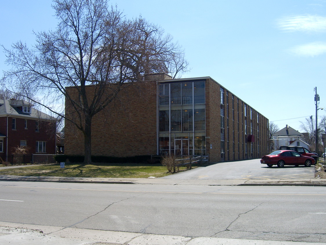 KENOSHA, 1 AND 2 BEDROOM +1 BATH APARTMENTS - 1615 60th St