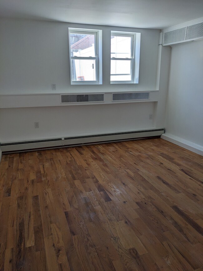 Building Photo - 668 E 95th St