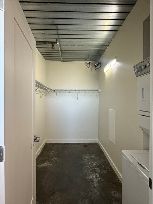 Building Photo - 3550 Main St