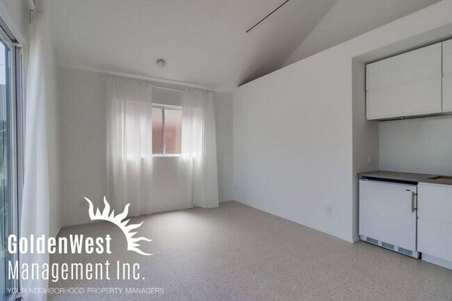 Foto del edificio - Turnkey Studio in a Prime Location Near th...
