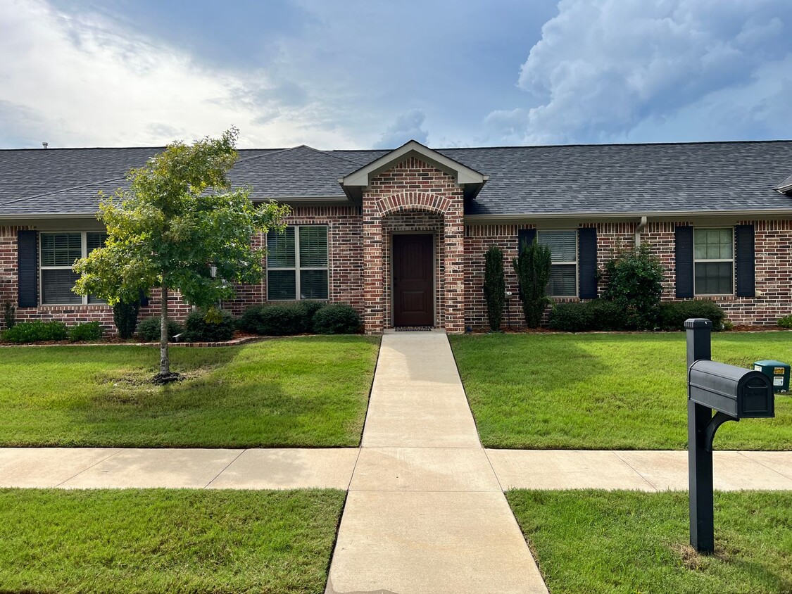 Foto principal - 5045 Shiloh Ridge Dr