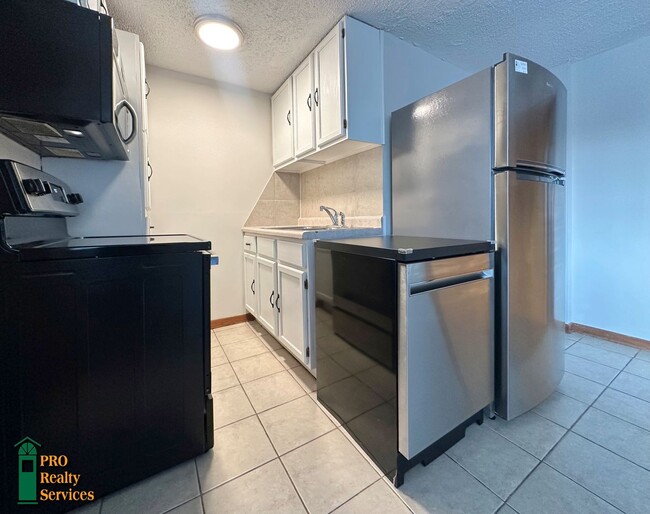 Building Photo - 2 Bedroom Duplex Unit **1 Month Free Rent ...