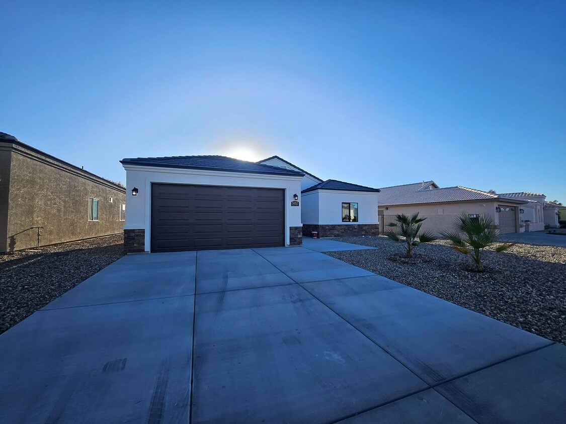 Foto principal - Brand New Home in Desert Lakes Estates!