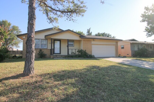 Foto del edificio - 3-Bedroom Home with Yard in East Tulsa – Ready Mid May!