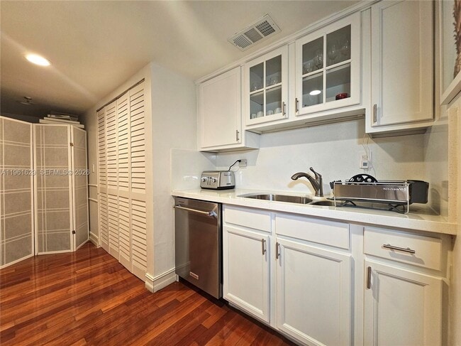 Building Photo - 3200 Collins Ave