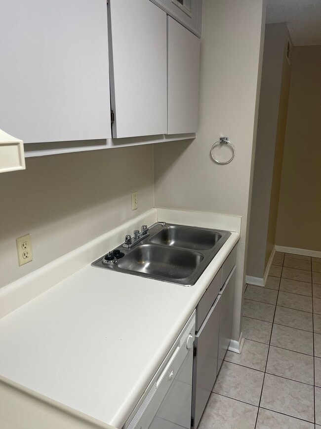 Foto del edificio - Lakewood Commons Condominiums L102