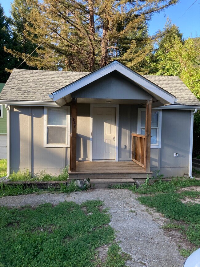 Frente de la casa - 405 Newton Rd