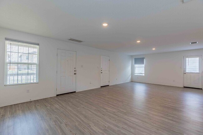 Foto del edificio - 6562 Runaway Row