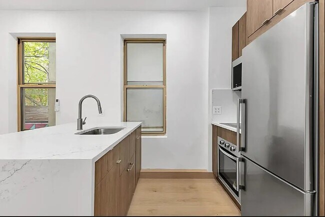 Building Photo - 246 E 53rd St