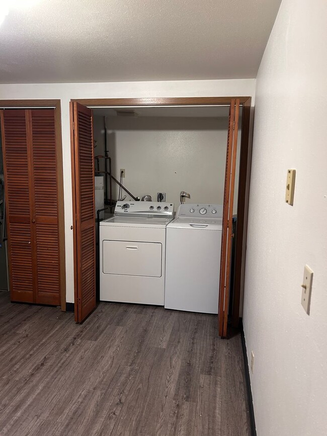 Foto del edificio - Cheney 3-Bedroom 1-Bathroom Apartment