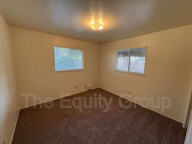 Foto del edificio - 542 S Redwood St