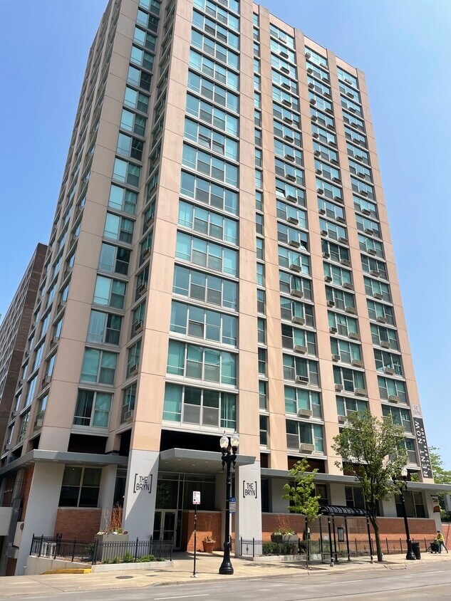 Primary Photo - 5600 N Sheridan Rd