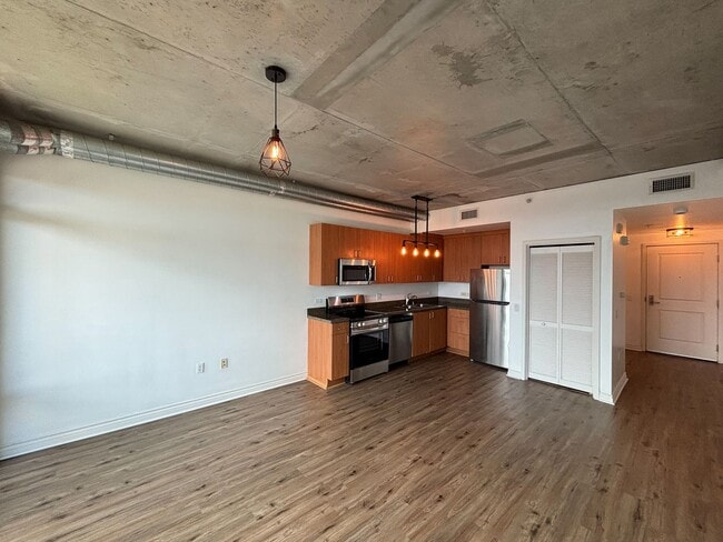 Building Photo - Gorgeous Studio W/ W/D, A/C, Balcony, Rooftop Deck, Gym, Jacuzzi with City views!!