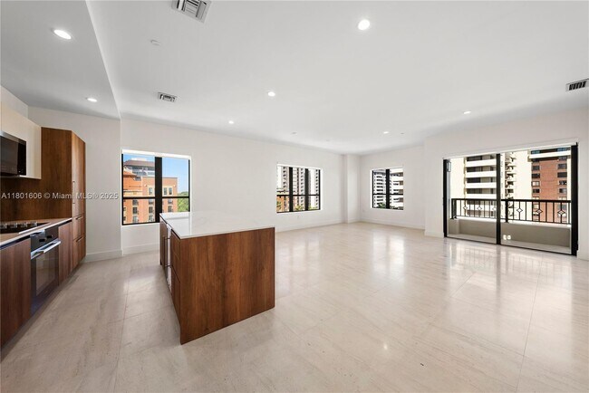 Foto del edificio - 701 Valencia Ave