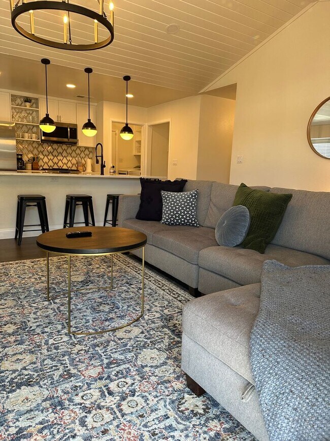 Building Photo - *** Near Domain * Stunning 4 Bedroom House * Fully Furnished * Designer Decorated * High End Luxu...