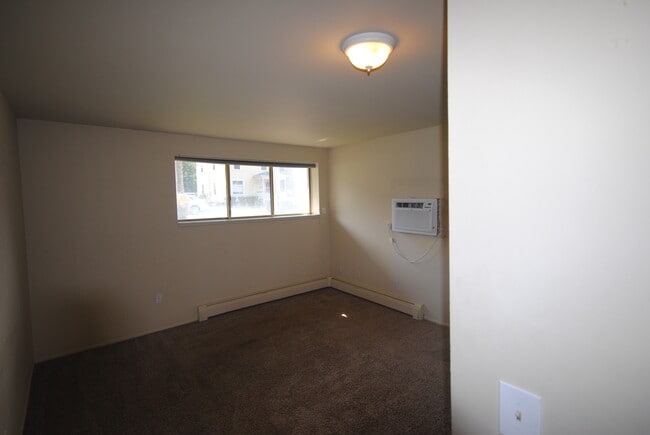 One-Bedroom Living Room - 817 Arch St