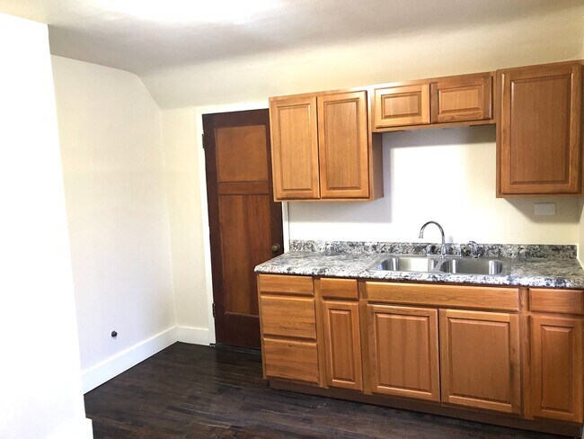 Building Photo - COMING SOON!! SPACIOUS 1 Bedroom Upper Uni...