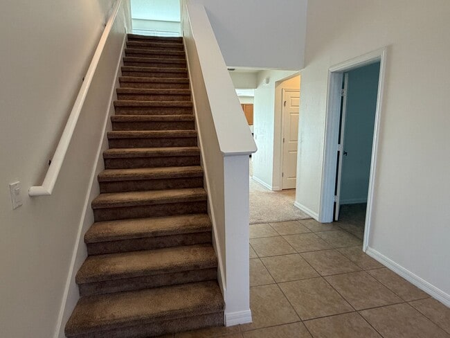 Building Photo - 5 bed 3 bath single family house for rent