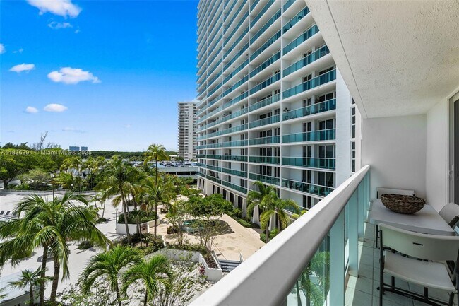 Foto del edificio - 100 Bayview Dr