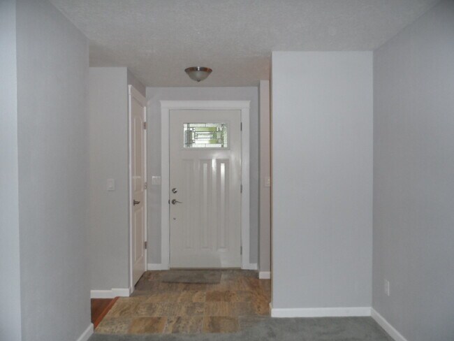 Foto del edificio - Inviting 3-Bedroom Home with Workshop/Storage and Outdoor Space