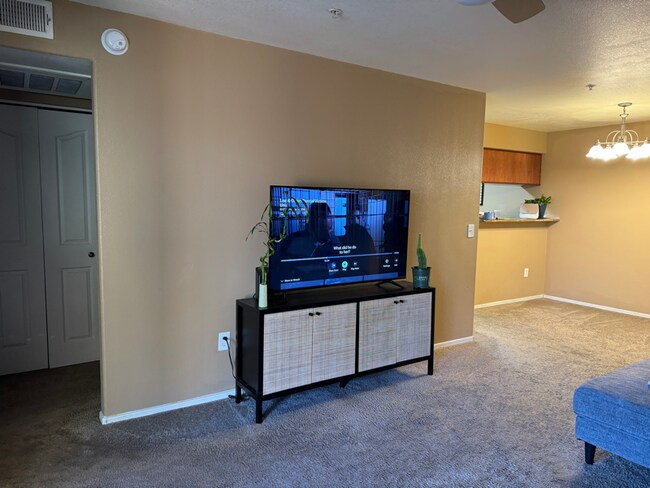 Building Photo - 5751 N Kolb Rd