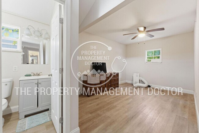 Foto del edificio - Completely Renovated 2BR/1BA Home on Extra-Large Lot in Jacksonville's Trout River Area***JANUARY...