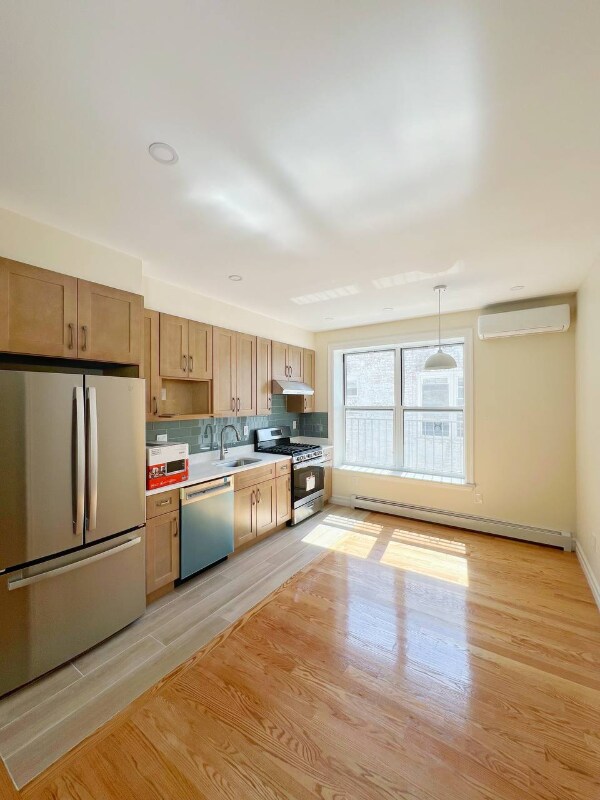 Foto principal - 8752 18th Ave