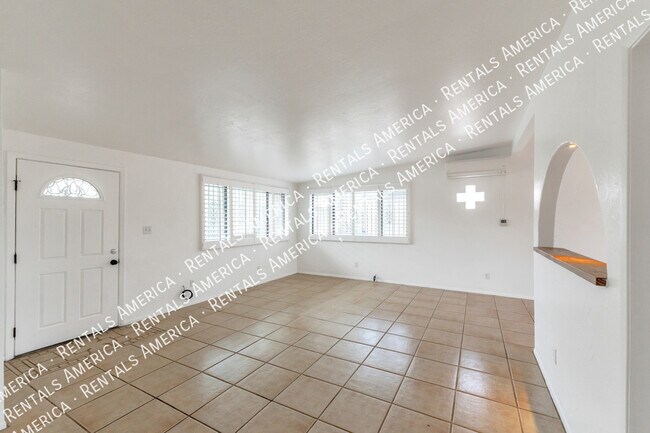 Foto del edificio - 801 E Holaway Dr