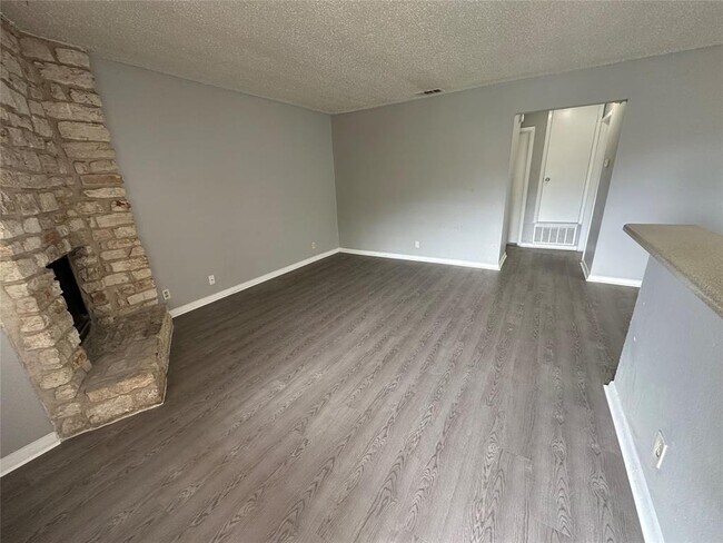 Building Photo - 9808 Roxanna Dr