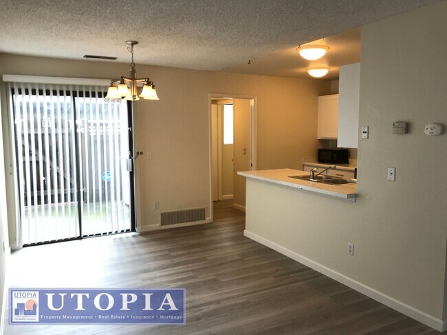 Foto del edificio - Charming and Conveniently Located Townhome...