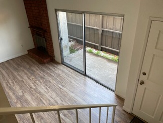 Building Photo - >>>>> TWO BEDROOM 1.5 BATHS TOWN-HOME STYL...