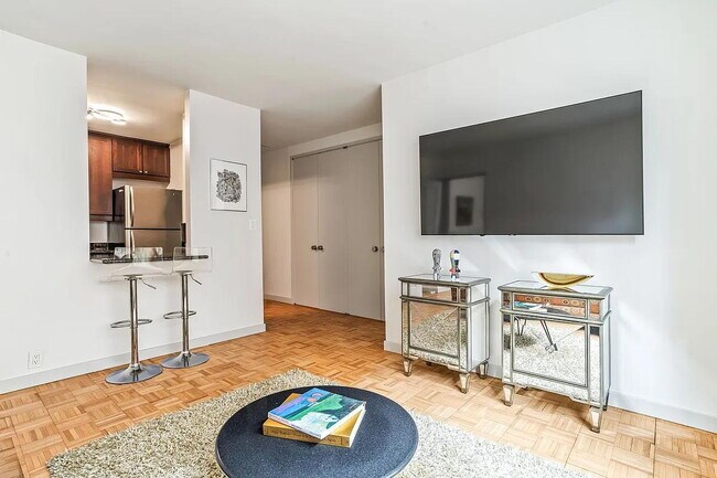 Foto del edificio - The spacious foyer enjoys a huge Californi...