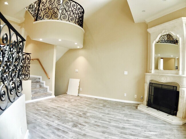 Foto del edificio - Beautiful Townhouse in Prime Glendale Area!