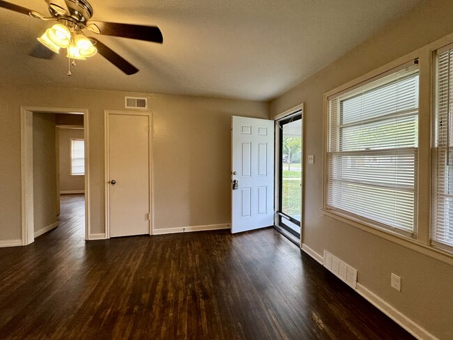 Building Photo - 620 Drury Ln