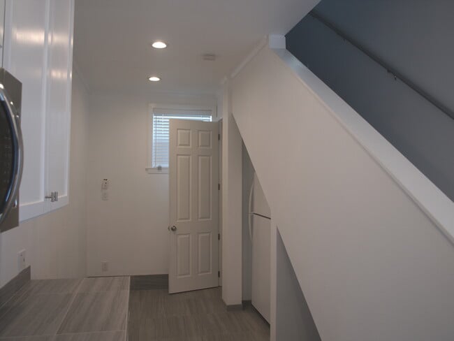 Dining space with closet - 4242 Montair Ave