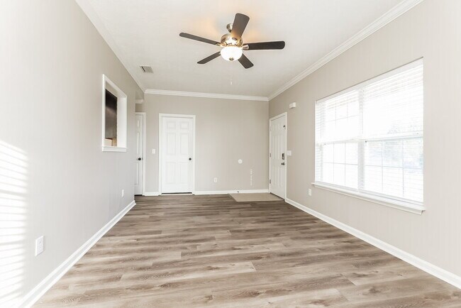 Building Photo - 233 Lake Forest Dr