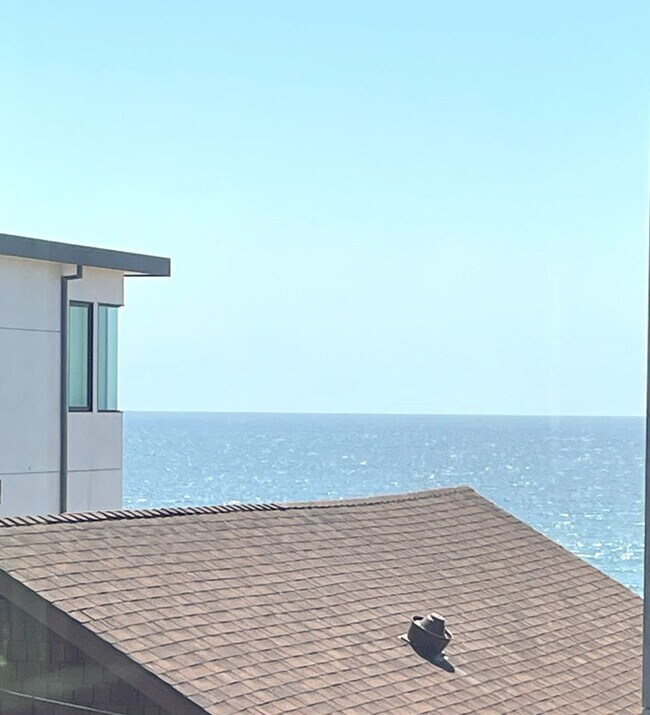 Foto del edificio - 2 bedroom home across from beach, close to...