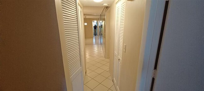 Foto del edificio - 6751 N University Dr