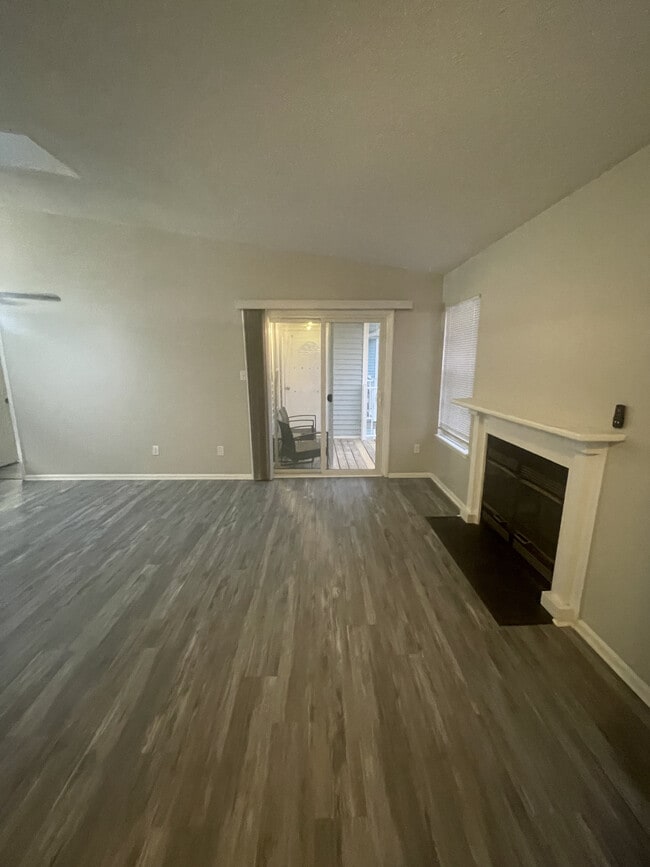 Foto del edificio - 611 Bluff Ct