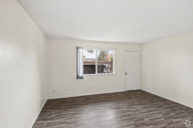 1BR, 1BA - 610SF - Living Room - Esper