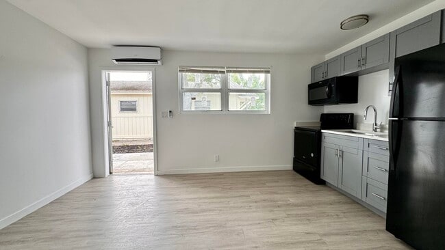 Building Photo - 225 S F St