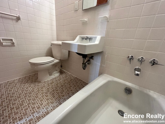 Foto del edificio - 164 North Beacon St