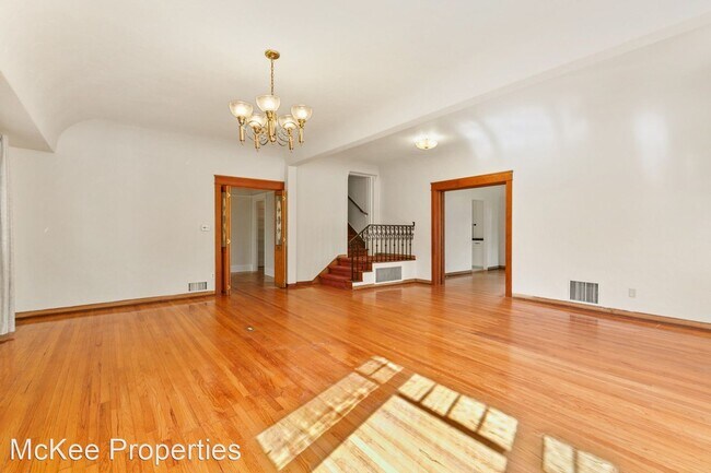 Building Photo - 4 br, 2 bath House - 560 A Avenue