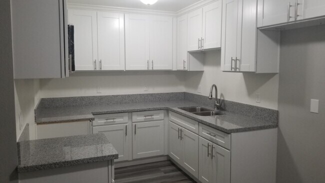 Foto del edificio - 16121 Clark Ave