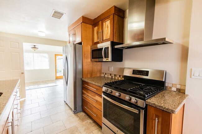 Building Photo - Beautiful 5 bedroom 3 bathroom home + den ...