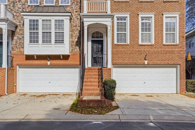 Foto del edificio - STUNNING TOWNHOME-AVAILABLE FOR IMMEDIATE ...